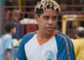 Peixe (Cauê Campos) em Por Você (Foto: Reprodução/TV Globo)