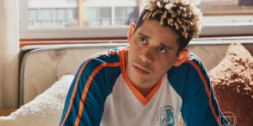 Peixe (Cauê Campos) em Por Você (Foto: Reprodução/TV Globo)