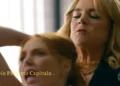 Pilar puxando Adriana por trás em cena da novela Quem Ama Cuida.