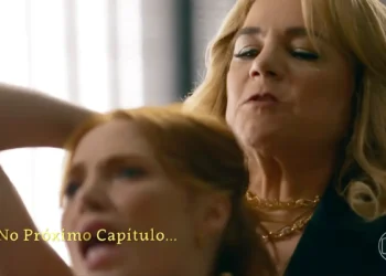 Pilar puxando Adriana por trás em cena da novela Quem Ama Cuida.