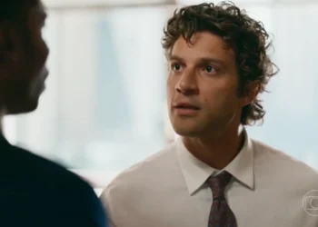 Chay Suede (Pedro) em cena de Quem Ama Cuida (Foto: Reprodução/TV Globo)
