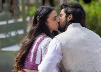 Salma (Rayssa Bratillieri) beija Omar (Rodrigo Simas) em A Nobreza do Amor (Foto: Angélica Goudinho/Globo)
