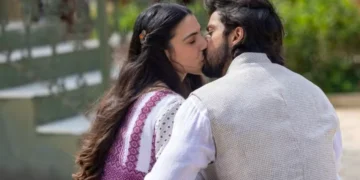 Salma (Rayssa Bratillieri) beija Omar (Rodrigo Simas) em A Nobreza do Amor (Foto: Angélica Goudinho/Globo)