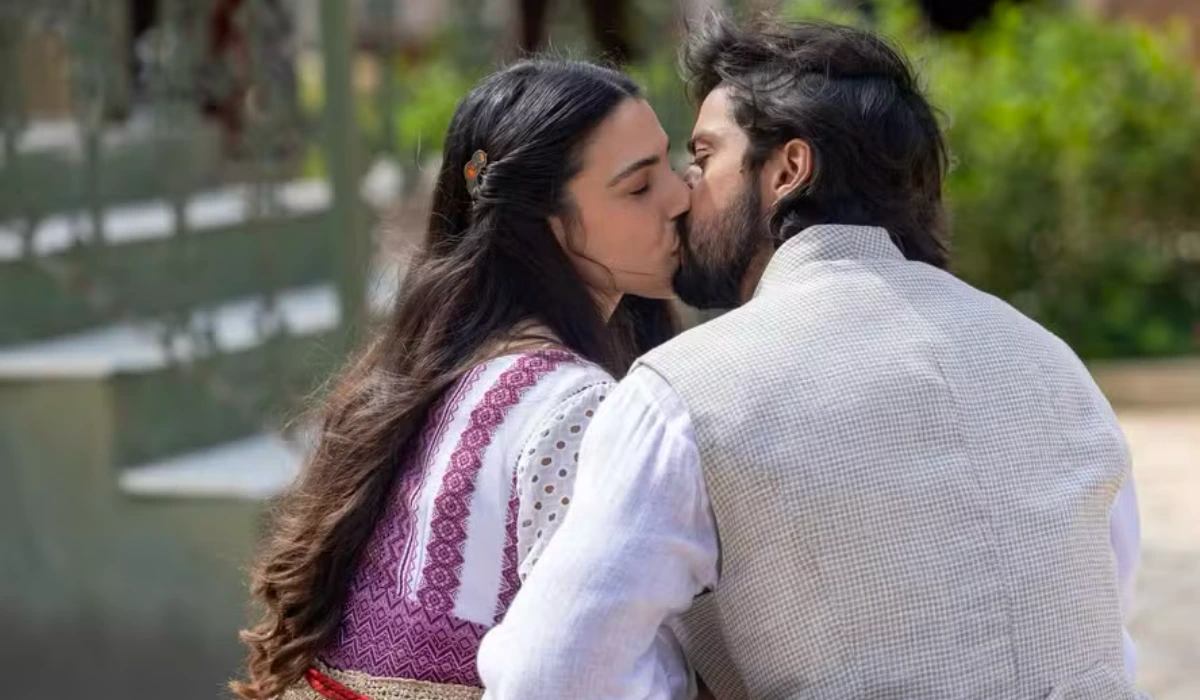 Salma (Rayssa Bratillieri) beija Omar (Rodrigo Simas) em A Nobreza do Amor (Foto: Angélica Goudinho/Globo)