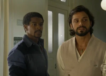 Tonho (Ronald Sotto) e Omar (Rodrigo Simas) em A Nobreza do Amor (Foto: Reprodução/TV Globo)