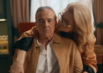 Ulisses (Alexandre Borges) e Pilar (Isabel Teixeira) em Quem Ama Cuida (Foto: Reprodução/TV Globo)