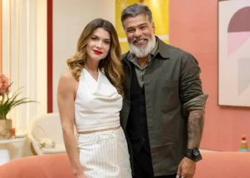 Por Você: Vanessa deixa de ser otária, arruma um amante tão malandro quanto ela e os dois se unem para tirar Bela da presidência