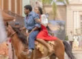 Tonho (Ronald Sotto) foge com Alika (Duda Santos) em A Nobreza do Amor (Foto: Beatriz Damy/Globo)