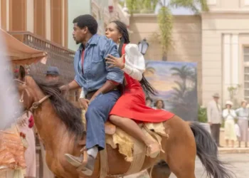 Tonho (Ronald Sotto) foge com Alika (Duda Santos) em A Nobreza do Amor (Foto: Beatriz Damy/Globo)