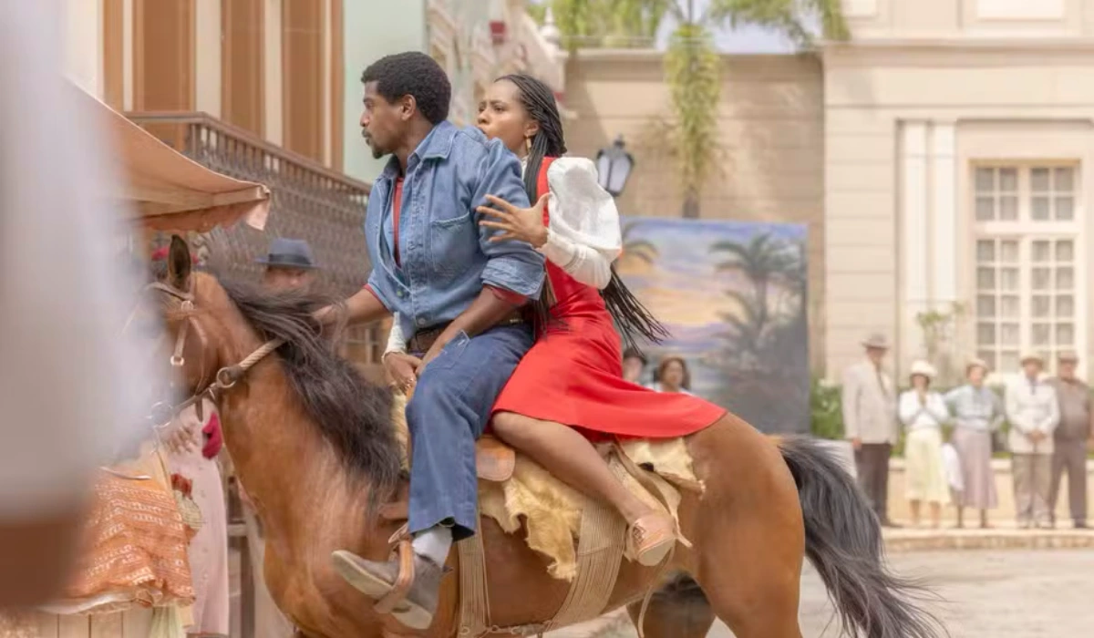 Tonho (Ronald Sotto) foge com Alika (Duda Santos) em A Nobreza do Amor (Foto: Beatriz Damy/Globo)