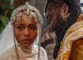 Alika (Duda Santos) e Jendal (Lázaro Ramos) na cena do casamento deles em A Nobreza do Amor (Foto: Estevam Avellar/Globo)