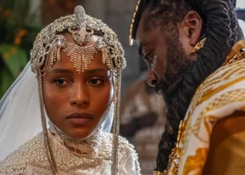 Alika (Duda Santos) e Jendal (Lázaro Ramos) na cena do casamento deles em A Nobreza do Amor (Foto: Estevam Avellar/Globo)