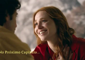 Adriana sorrindo para Pedro em cena da novela Quem Ama Cuida.