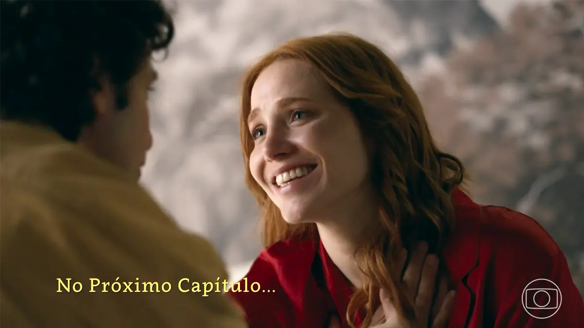 Adriana sorrindo para Pedro em cena da novela Quem Ama Cuida.