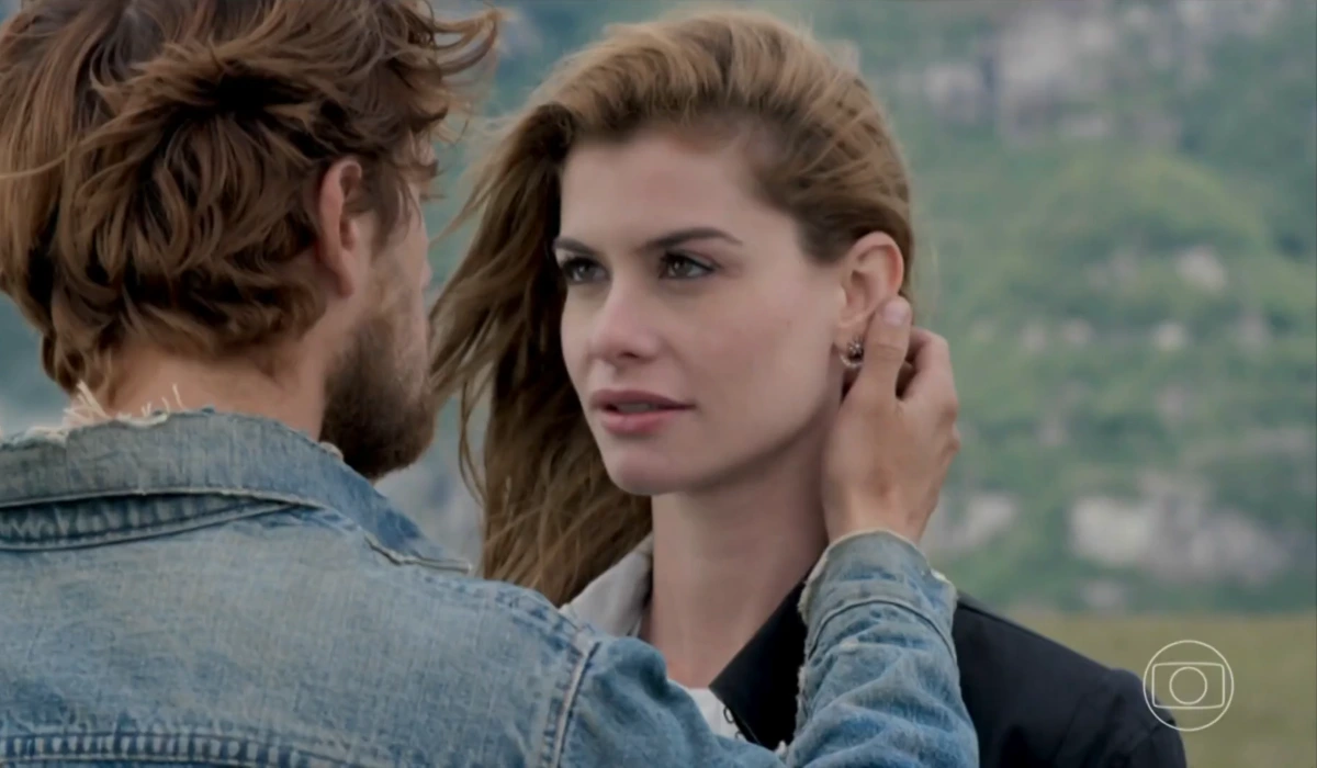 Felipe (Rafael Cardoso) e Lívia (Alinne Moraes) em cena do último capítulo de Além do Tempo (Foto: Reprodução/TV Globo)