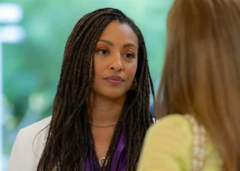 Bela (Sheron Menezzes) enfrenta racismo em Por Você (Foto: Manoella Mello/Globo)