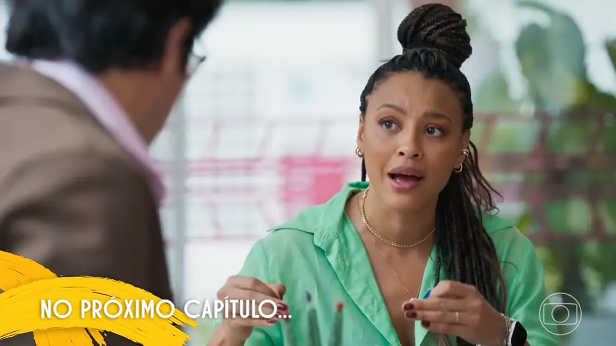 Bela (à direita) conversando com Gabriel em cena da novela Por Você.