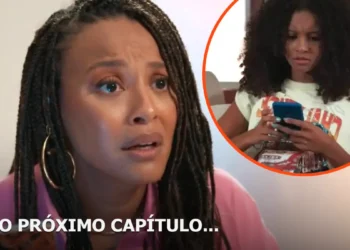Bela olhando para Glorinha mexendo no celular na novela Por Você.