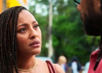 Bela em cena com Lucas na novela Por Você.