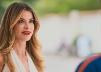 Vanessa (Alinne Moraes) e Peixe (Cauê Campos) em Por Você (Foto: Reprodução/TV Globo)