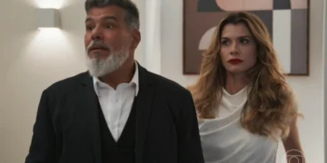 Junqueira (Maurício Mattar) e Vanessa (Alinne Moraes) em Por Você (Foto: Reprodução/TV Globo)