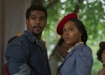 Tonho (Ronald Sotto) e Alika (Duda Santos) em A Nobreza do Amor (Foto: Reprodução/TV Globo)