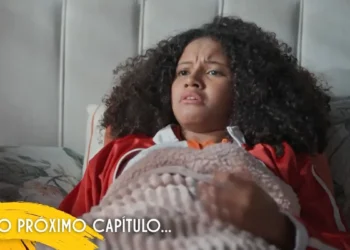 Glorinha deitada na cama em cena da novela Por Você.