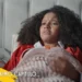 Glorinha deitada na cama em cena da novela Por Você.