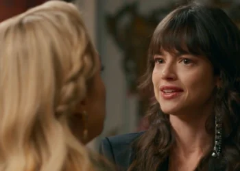 Ingrid (Agatha Moreira) e Pilar (Isabel Teixeira) em Quem Ama Cuida (Foto: Reprodução/TV Globo)