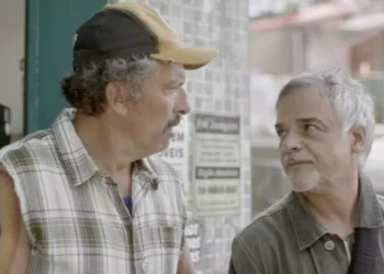 Zé (Ângelo Antônio) reaparece vivo e assusta Juarez (Milhem Cortaz) em Por Você (Foto: Divulgação/Globo)