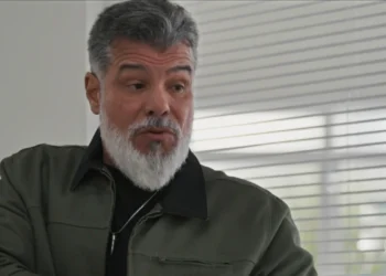 Junqueira (Maurício Mattar) em Por Você (Foto: Reprodução/TV Globo)