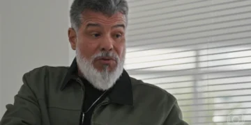Junqueira (Maurício Mattar) em Por Você (Foto: Reprodução/TV Globo)