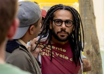 Lucas (Amaury Lorenzo) leva surra de criminosos em Por Você (Foto: Beatriz Damy/Globo)