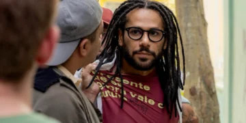 Lucas (Amaury Lorenzo) leva surra de criminosos em Por Você (Foto: Beatriz Damy/Globo)
