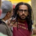 Lucas (Amaury Lorenzo) leva surra de criminosos em Por Você (Foto: Beatriz Damy/Globo)
