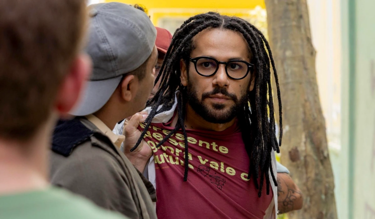 Lucas (Amaury Lorenzo) leva surra de criminosos em Por Você (Foto: Beatriz Damy/Globo)