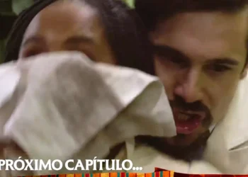 Mirinho tapando o rosto de Alika com um pano em cena de A Nobreza do Amor.