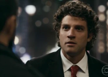 Pedro (Chay Suede) em Quem Ama Cuida (Foto: Reprodução/TV Globo)