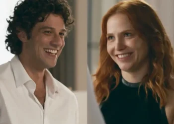 Adriana conta a Pedro que Bruna assinou os documentos do divórcio, e os dois finalmente ficam livres para se casar