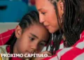 Samuca e Bela abraçados em cena da novela Por Você.