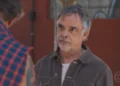 Zé (Ângelo Antônio) e Juarez (Milhem Cortaz) em Por Você (Foto: Reprodução/TV Globo)