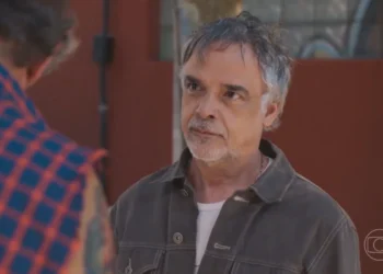 Zé (Ângelo Antônio) e Juarez (Milhem Cortaz) em Por Você (Foto: Reprodução/TV Globo)